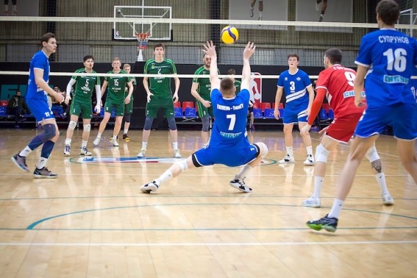 Волейболисты "Тюмени-ТюмГУ" уступили лидеру соревнований