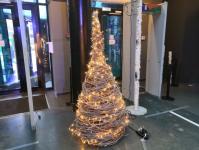 Гостей тюменского "Космоса" встречает елка из веток деревьев