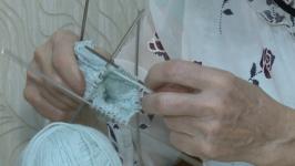 Тюменским врачам из красной зоны подарили варежки от бабушек