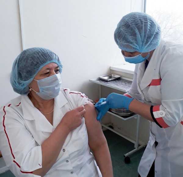 Медики и учителя Ишима поставили прививку вакциной "Спутник V"