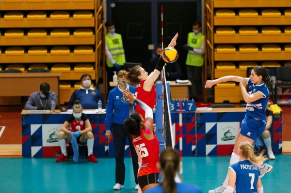 Тюменские волейболистки завершили год поражением в Курске