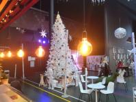 Гостей тюменского "Космоса" встречает елка из веток деревьев