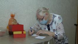 Тюменским врачам из красной зоны подарили варежки от бабушек