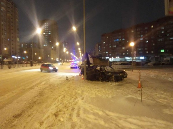 В Тюмени подросток на чужой легковушке врезался в столб