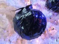 Гостей тюменского "Космоса" встречает елка из веток деревьев