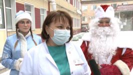 Тюменским врачам из красной зоны подарили варежки от бабушек