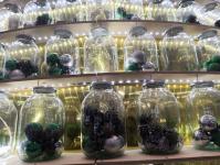 Елку из 800 стеклянных банок установили на тюменском рынке