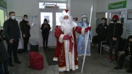 Тюменским врачам из красной зоны подарили варежки от бабушек