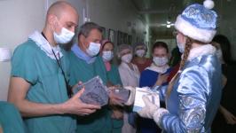 Тюменским врачам из красной зоны подарили варежки от бабушек