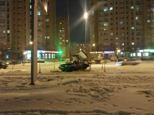 В Тюмени подросток на чужой легковушке врезался в столб