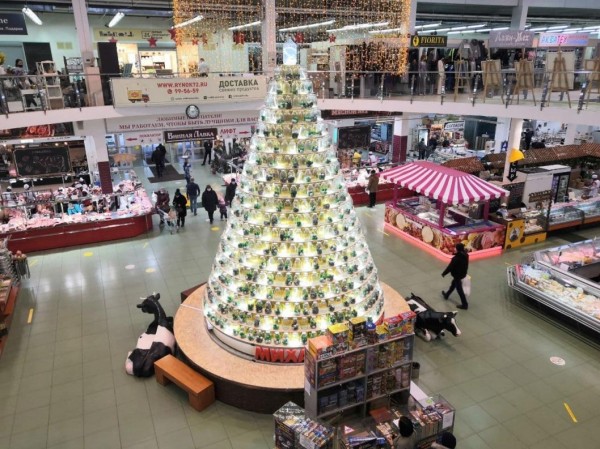 Елку из 800 стеклянных банок установили на тюменском рынке