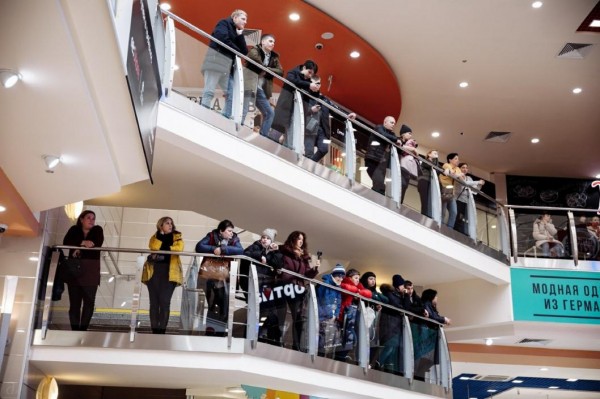 В Тюмени в торговом центре полицейские с собаками искали опасный предмет