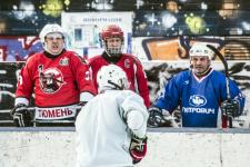 На школьном корте в хоккей сыграли "ветераны" и "молодежь"