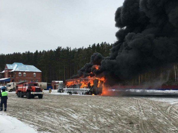 На трассе Тюмень &ndash; Омск сгорел КамАЗ, пострадал водитель