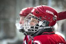 На школьном корте в хоккей сыграли "ветераны" и "молодежь"