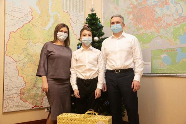 Губернатор Тюменской области принял участие в акции "Елка желаний"