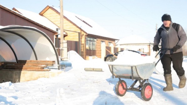 Житель Ишима изобрел чудо-лопату для уборки снега Житель Ишима изобрел чудо-лопату для уборки снега
