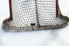 На школьном корте в хоккей сыграли "ветераны" и "молодежь"