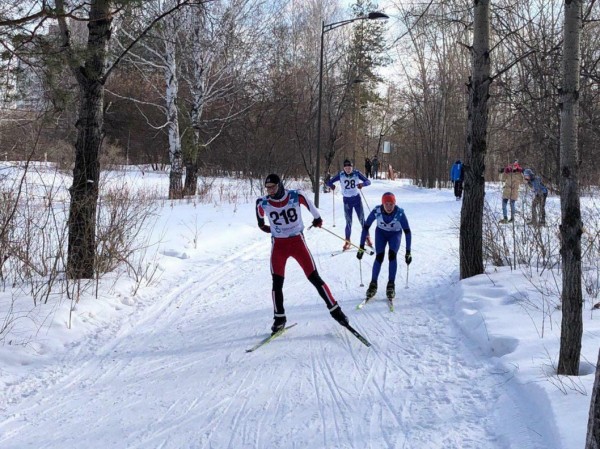 Врач рассказал, как не получить травму при катании на лыжах и коньках