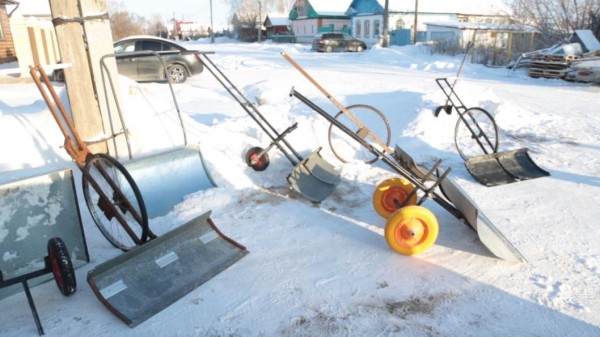 Житель Ишима изобрел чудо-лопату для уборки снега Житель Ишима изобрел чудо-лопату для уборки снега