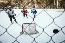На школьном корте в хоккей сыграли "ветераны" и "молодежь"