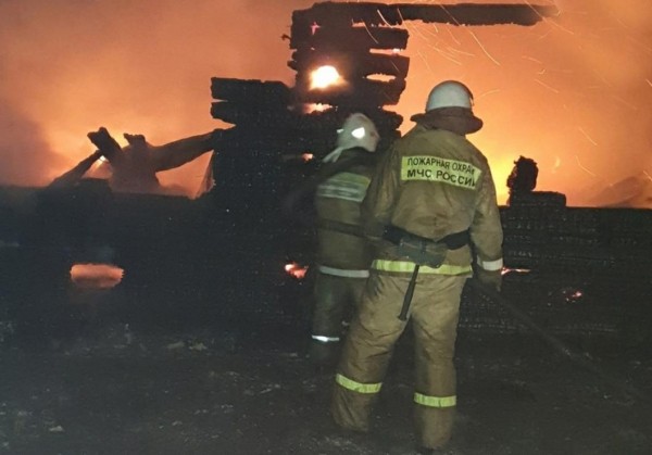 В Тюмени на Старотобольском тракте сгорел ангар В Тюмени на Старотобольском тракте сгорел ангар