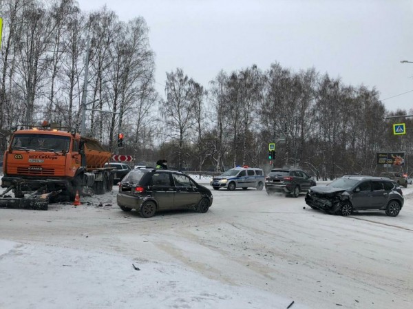 Водитель иномарки погиб при столковении с "КамАЗом" в Тюмени