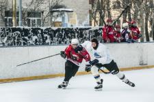 На школьном корте в хоккей сыграли "ветераны" и "молодежь"