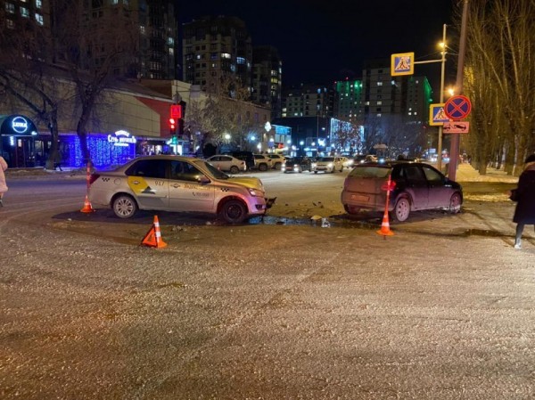В ДТП в центре Тюмени пострадали женщина и ее годовалый ребенок 