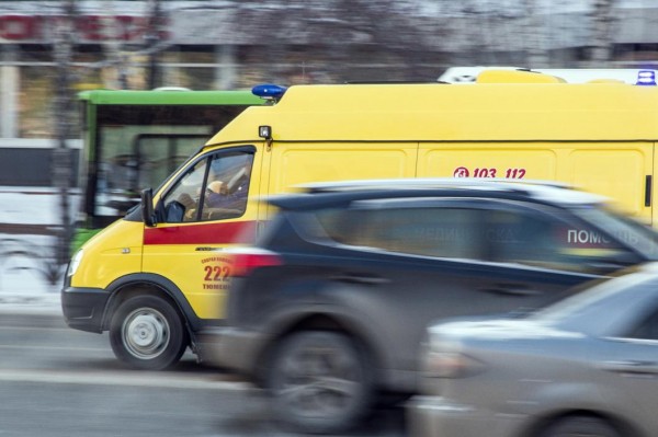 Медики и пассажиры маршрутки пострадали в ДТП на перекрестке Профсоюзной в Тюмени