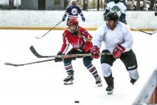 На школьном корте в хоккей сыграли "ветераны" и "молодежь"