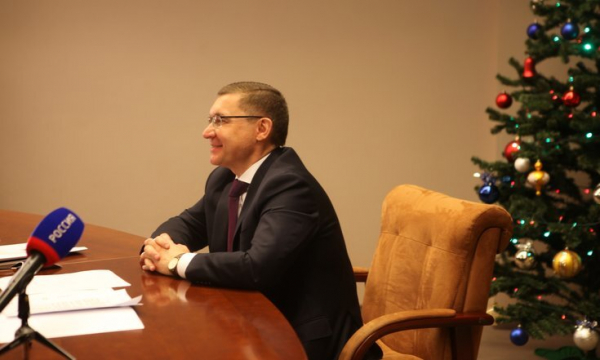 Владимир Якушев подарил мальчику электрогитару в рамках акции "Елка желаний"