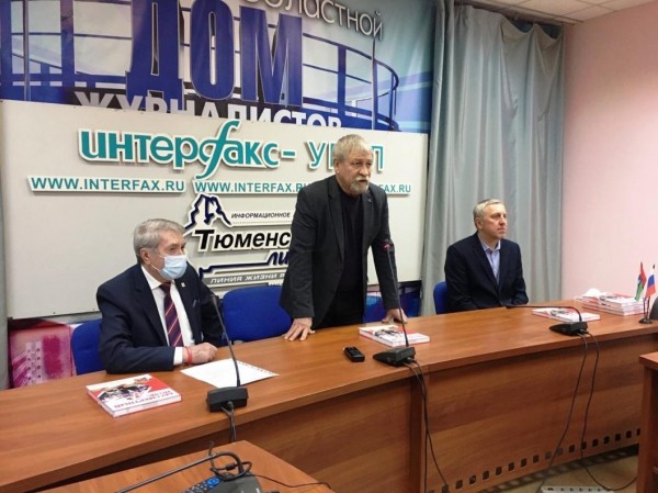 В Тюмени презентовали книгу, посвященную "Бессмертному полку" В Тюмени презентовали книгу, посвященную "Бессмертному полку"