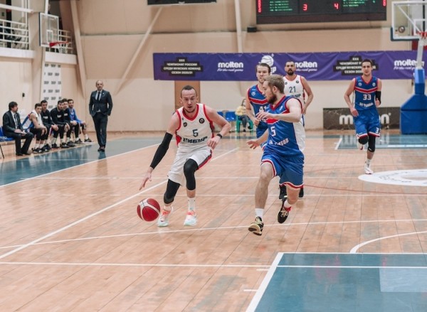 БК "Нефтехимик" уступил на выезде лидеру чемпионата