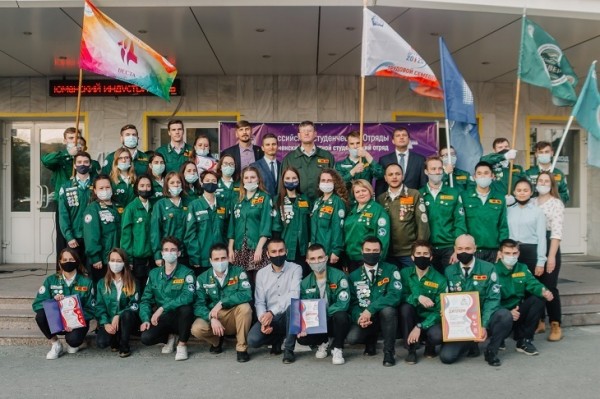 Александр Моор поздравил тюменских стройотрядовцев с праздником