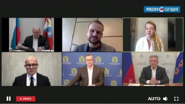 Александр Моор рассказал, как с помощью соцсетей и опросов решать насущные проблемы жителей