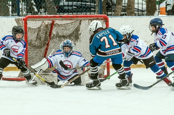 Хоккеисты и конькобежцы соревновались в Тюмени в День зимних видов спорта 