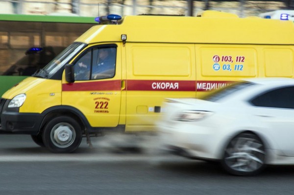 Две девушки попали под колеса иномарки в Тюмени