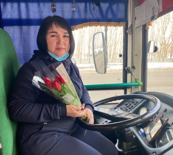 В Тюмени женщины-водители автобусов получили цветы от автоинспекторов 