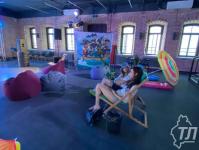 Ялтинский пляж на берегу Туры: в "Конторе пароходства" для тюменцев создали отпускное настроение