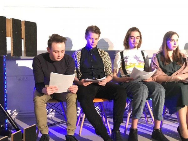 Читка пьесы "Летсплей" состоялась в тюменском торговом центре "Матрешка" Читка пьесы "Летсплей" состоялась в тюменском торговом центре "Матрешка"