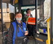 В Тюмени женщины-водители автобусов получили цветы от автоинспекторов 