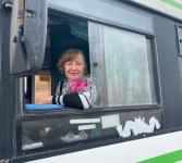 В Тюмени женщины-водители автобусов получили цветы от автоинспекторов 