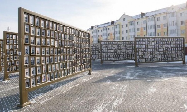 Владимир Якушев и Александр Моор возложили цветы к мемориалу "Тоболяков бессмертный полк"