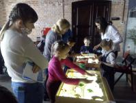 Юные тюменцы создают сюжеты из песка в "Конторе пароходства"