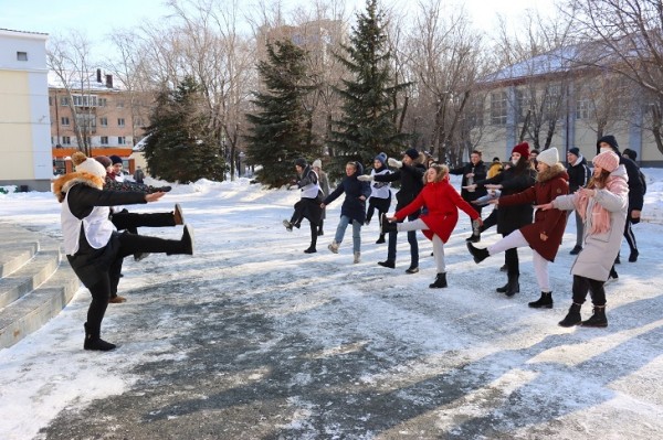 В Тюмени волонтеры-медики провели массовую зарядку в сквере 