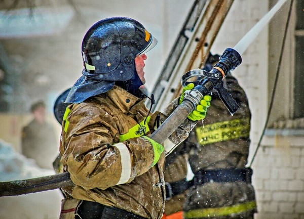 В Тюмени на Мысу горит двухэтажный частный дом