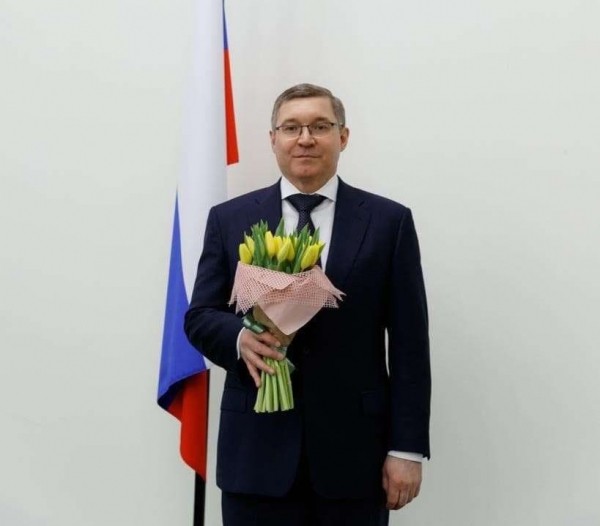 Владимир Якушев поздравил жительниц УФО с праздником 8 Марта