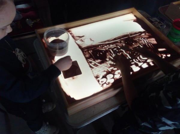 Юные тюменцы создают сюжеты из песка в "Конторе пароходства"