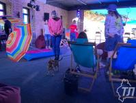 Ялтинский пляж на берегу Туры: в "Конторе пароходства" для тюменцев создали отпускное настроение